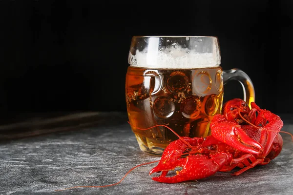 Delicioso cangrejo hervido de cerca con cerveza. Fondo oscuro. D) — Foto de Stock