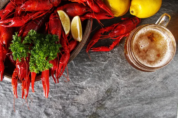 Yakın çekim, limon ve maydanoz ile bira kerevit lezzetli haşlanmış.