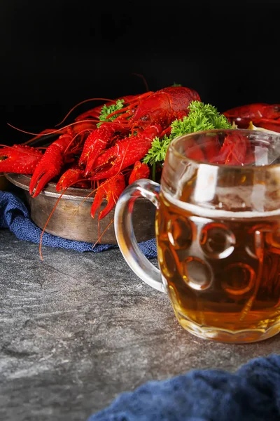 Delicioso primer plano de cangrejo hervido, limón y perejil con cerveza . — Foto de Stock