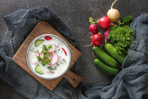 Yaz soğuk çorba - okroshka seramik bir kase. Malzemeler po
