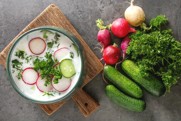 Yaz soğuk çorba - okroshka seramik bir kase. Malzemeler po
