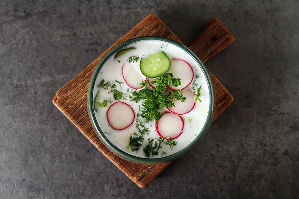 Yaz soğuk çorba - okroshka seramik bir kase. Malzemeler po