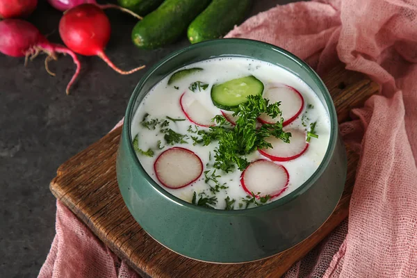 Yaz soğuk çorba - okroshka seramik bir kase. Malzemeler po