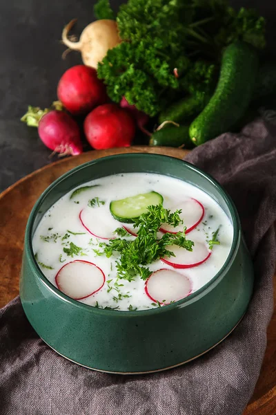 Yaz soğuk çorba - okroshka seramik bir kase. Malzemeler po