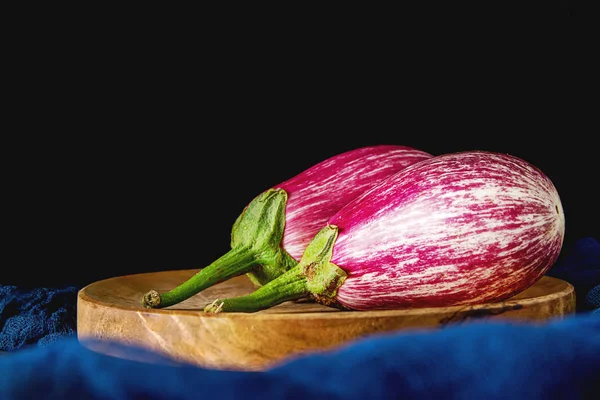 Karanlık bir arka plan üzerinde sağlıklı ve lezzetli mor patlıcan