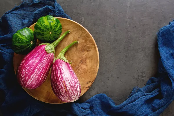 Sağlıklı ve lezzetli mor patlıcan üzerinde koyu arka plan ve Top vie