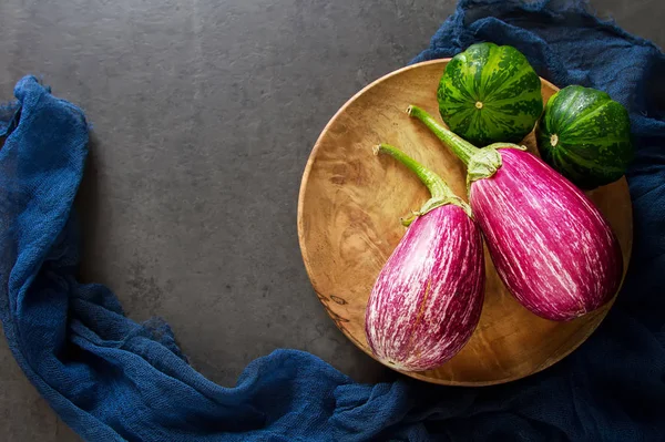 Sağlıklı ve lezzetli mor patlıcan üzerinde koyu arka plan ve Top vie