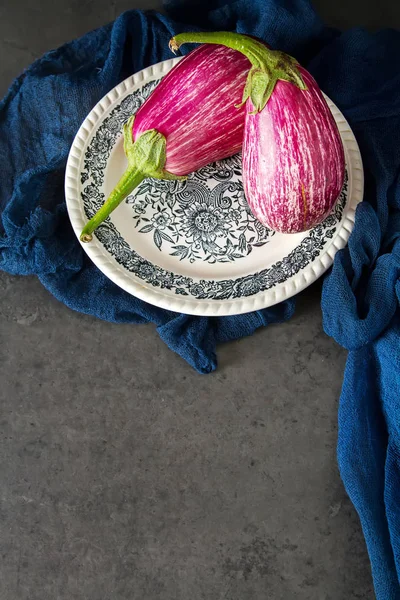 Sağlıklı ve lezzetli mor patlıcan üzerinde koyu arka plan ve Top vie