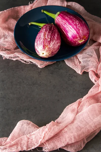 Karanlık bir arka plan üzerinde sağlıklı ve lezzetli mor patlıcan