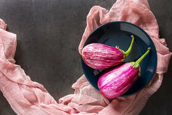 Sağlıklı ve lezzetli mor patlıcan üzerinde koyu arka plan ve Top vie