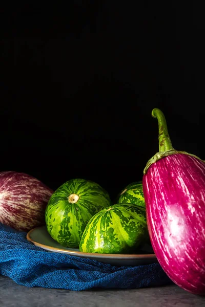 Patissons verdi sani e deliziosi. sfondo scuro. Vegetari — Foto Stock