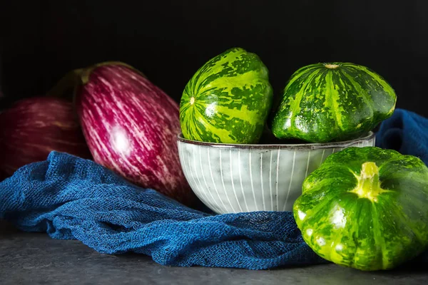 Pastelería verde sana y deliciosa. fondo oscuro. Vegetari. —  Fotos de Stock