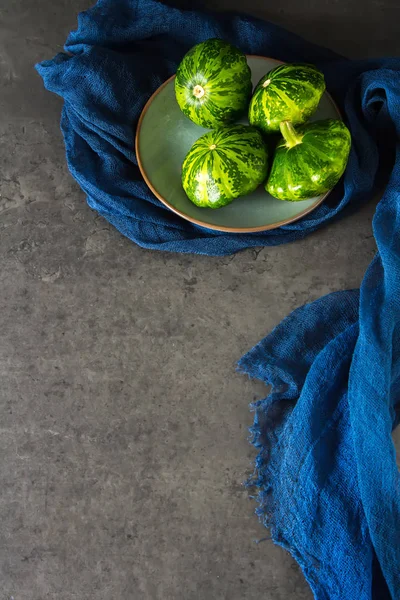 Sağlıklı ve lezzetli yeşil patissons. koyu arka plan. Vegetari