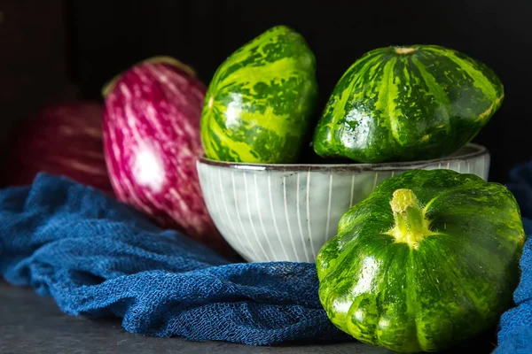 Patissons verdi sani e deliziosi. sfondo scuro. Vegetari — Foto Stock