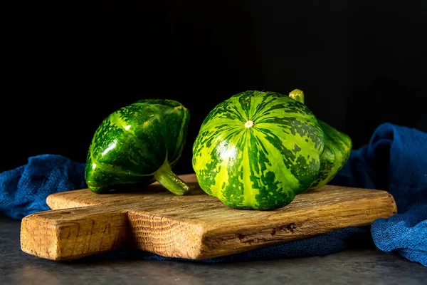 Patissons verde sano e delizioso su una tavola di legno.. b scuro — Foto Stock