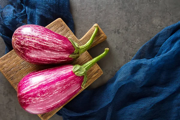 Sağlıklı ve lezzetli mor patlıcan üzerinde koyu arka plan ve Top vie