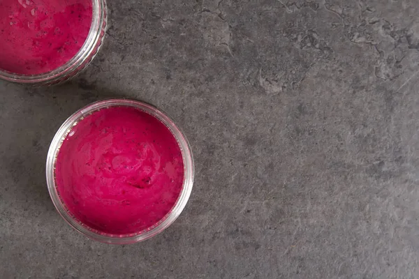 Yoğurt trapicheskim meyve, Çarkıfelek ve yaban mersini içinde 