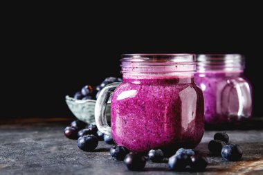 Taze sulu blueberry smoothies cam. Basit arka plan.