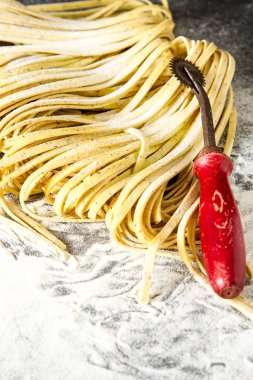 Un ile İtalyan ev yapımı tagliatelle. Koyu arka plan.