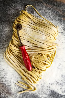Un ile İtalyan ev yapımı tagliatelle. Koyu arka plan.