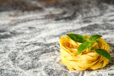 Un ve fesleğen ile İtalyan ev yapımı tagliatelle. Karanlık backgrou