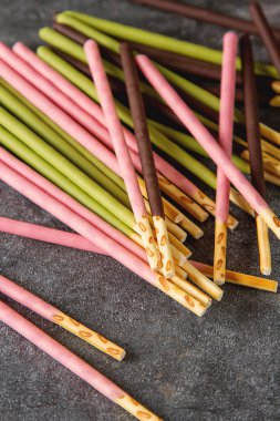 Parlak kırbaç kurabiye kutusu. Japonya tatlılar. karanlık backgro