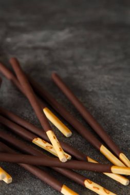 Parlak kırbaç kurabiye kutusu. Japonya tatlılar. karanlık backgro