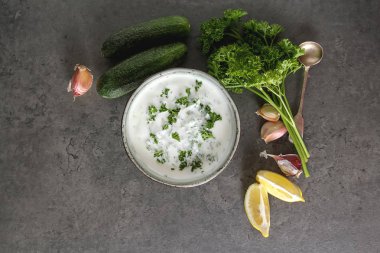 Sos Tsatsiki salatalık, sarımsak, maydanoz, l malzemelerle