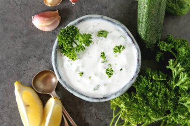 Sos Tsatsiki salatalık, sarımsak, maydanoz, l malzemelerle