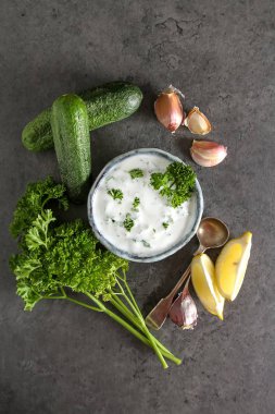 Sos Tsatsiki salatalık, sarımsak, maydanoz, l malzemelerle