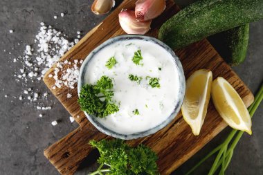 Sos Tsatsiki salatalık, sarımsak, maydanoz, l malzemelerle