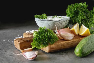 Sos Tsatsiki salatalık, sarımsak, maydanoz, l malzemelerle