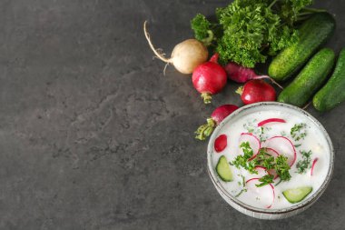 Yaz soğuk çorba - okroshka seramik bir kase. Malzemeler po