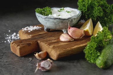 Sos Tsatsiki salatalık, sarımsak, maydanoz, l malzemelerle