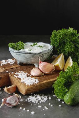 Sos Tsatsiki salatalık, sarımsak, maydanoz, l malzemelerle