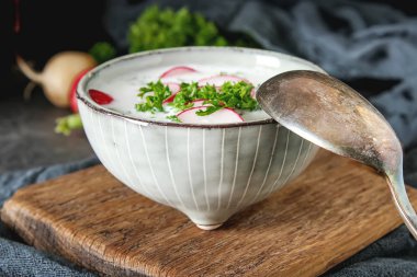 Yaz soğuk çorba - okroshka seramik bir kase. Malzemeler po