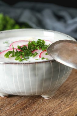 Yaz soğuk çorba - okroshka seramik bir kase. Malzemeler po