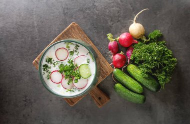 Yaz soğuk çorba - okroshka seramik bir kase. Malzemeler po