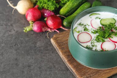 Yaz soğuk çorba - okroshka seramik bir kase. Malzemeler po