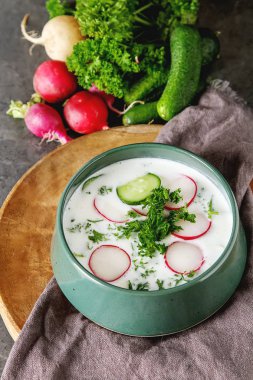 Yaz soğuk çorba - okroshka seramik bir kase. Malzemeler po