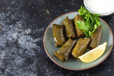 Pirinç ve et ile ekşi krema ile lezzetli dolma Asma yaprakları
