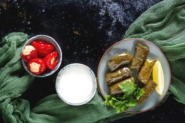Dolma üzüm, pirinç ve et ekşi krema, c ile doldurulmuş yaprakları