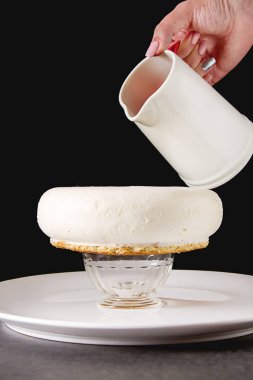 Mousse kek hazırlama süreci. Koyu arka plan.