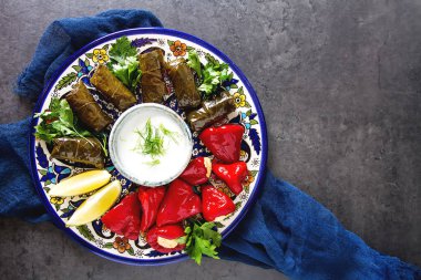 Dolma üzüm, pirinç ve et ekşi krema, c ile doldurulmuş yaprakları