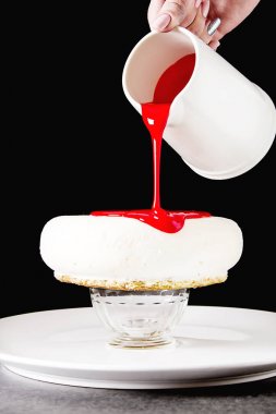 Mousse kek hazırlama süreci. Koyu arka plan.