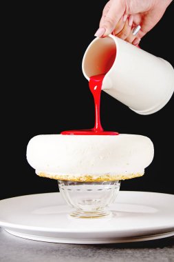 Mousse kek hazırlama süreci. Koyu arka plan.