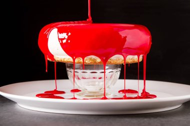 Mousse kek hazırlama süreci. Koyu arka plan.