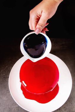 Mousse kek hazırlama süreci. Koyu arka plan.