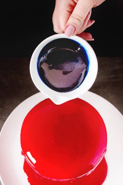 Mousse kek hazırlama süreci. Koyu arka plan.