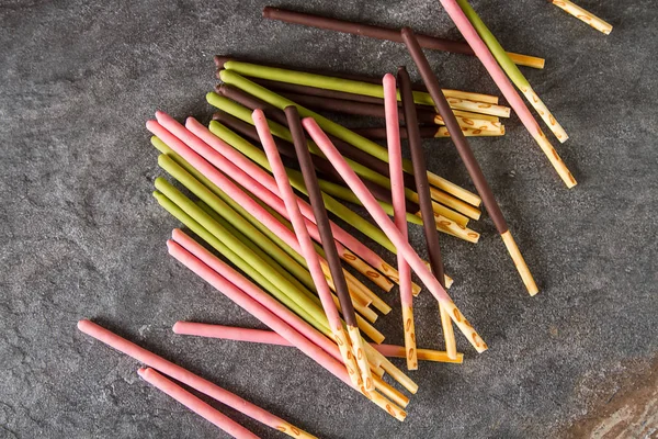 Scatola per biscotti con fustigazione luminosa. Dolci giapponesi. backgro scuro — Foto Stock